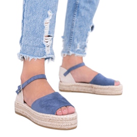 Sandalias azules en la plataforma de Pearl River