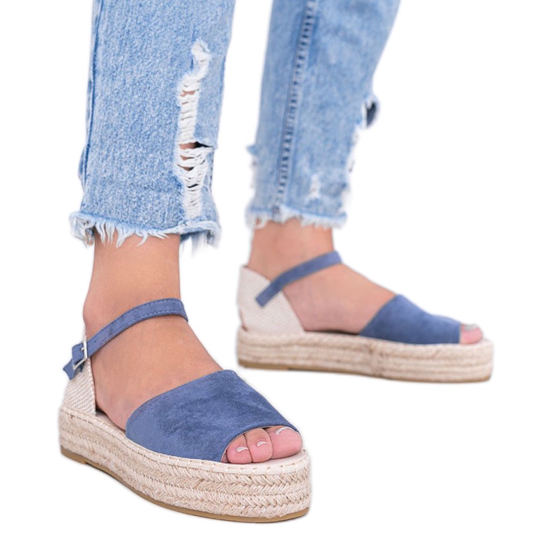 Sandalias azules en la plataforma de Pearl River