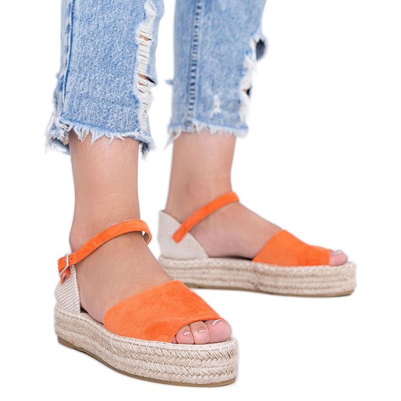 Sandalias naranjas en la plataforma de Pearl River