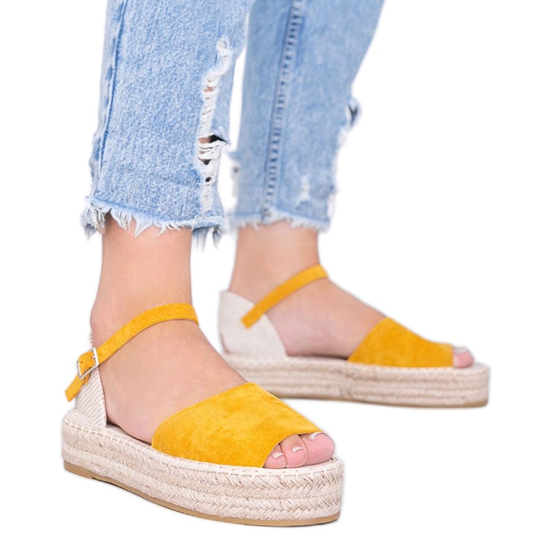 Sandalias mostaza en la plataforma Pearl River amarillo