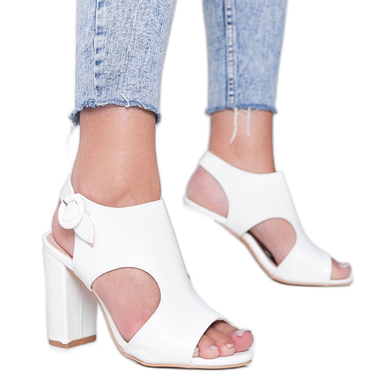 Sandalias blancas en un poste de Candy Style blanco Sandalias blancas en un poste de Candy Style blanco