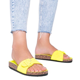 Zapatillas amarillas en la suela de corcho. amarillo