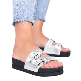 Pantuflas plateadas con hebillas decorativas Go Crazy plata