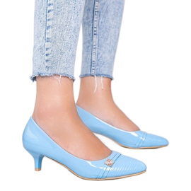 Bombas azules en el tacón bajo de Molly