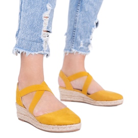 Alpargatas mostaza en la cuña Monic amarillo
