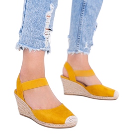 Alpargatas amarillas en la cuña de Louise amarillo