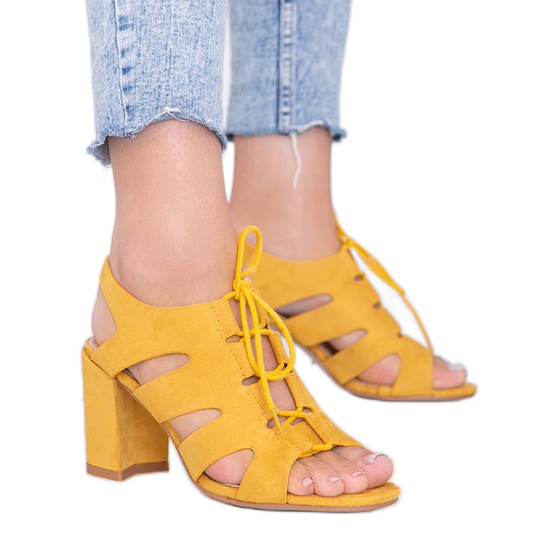 Sandalias mostaza atadas en el poste Isabella amarillo