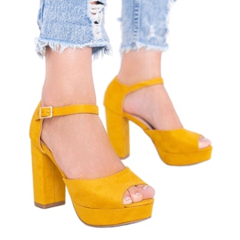 Sandalias mostaza en la plataforma Swing amarillo