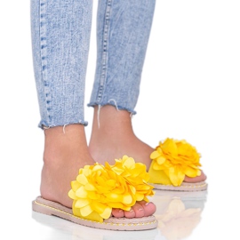 Chanclas de mujer amarillas. amarillo
