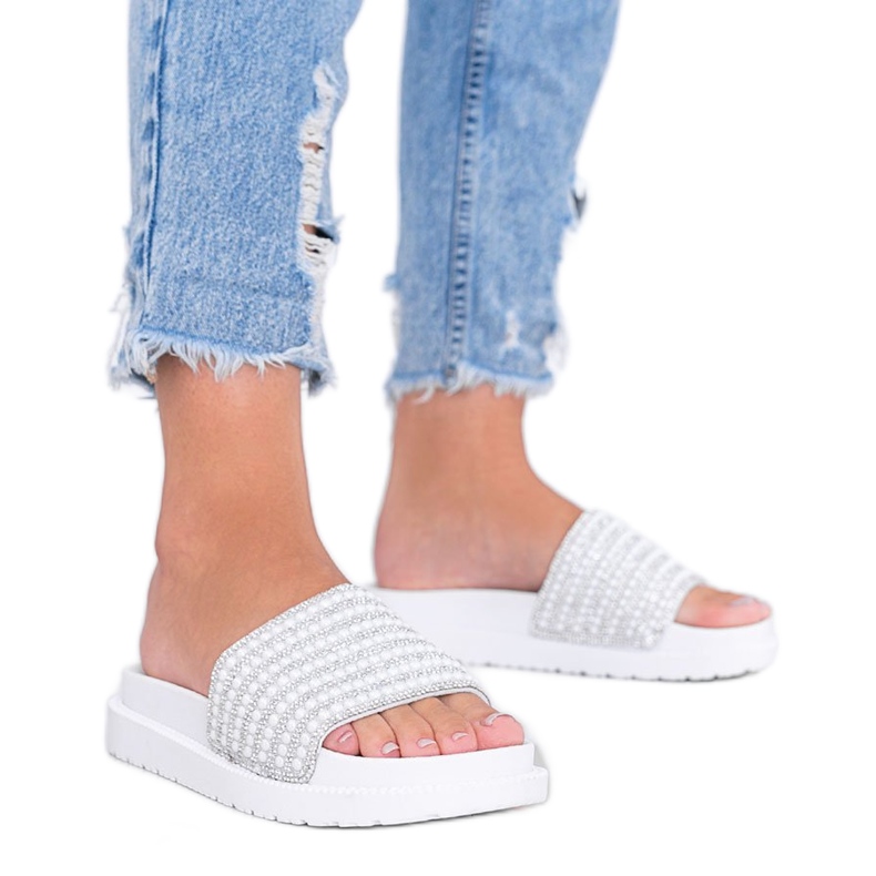 Las zapatillas blancas ricamente decoradas de Trisha blanco