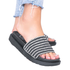 Zapatillas negras ricamente decoradas por Trisha negro