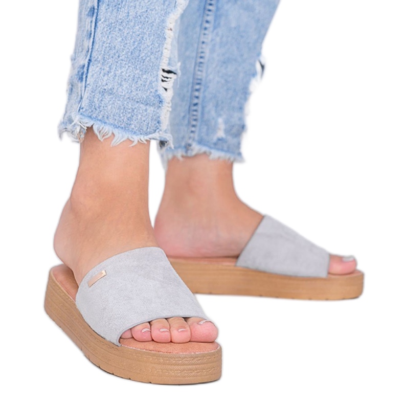 Zapatillas grises en la plataforma