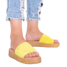 Zapatillas amarillas en el Dr. Martín amarillo