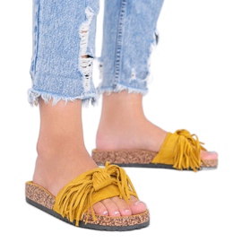 Zapatillas mostaza con suela de corcho amarillo