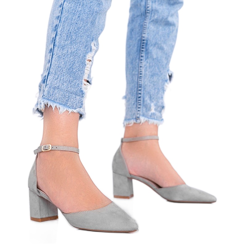 Bombas grises en el poste bajo de Gemma Bombas grises en el poste bajo de Gemma