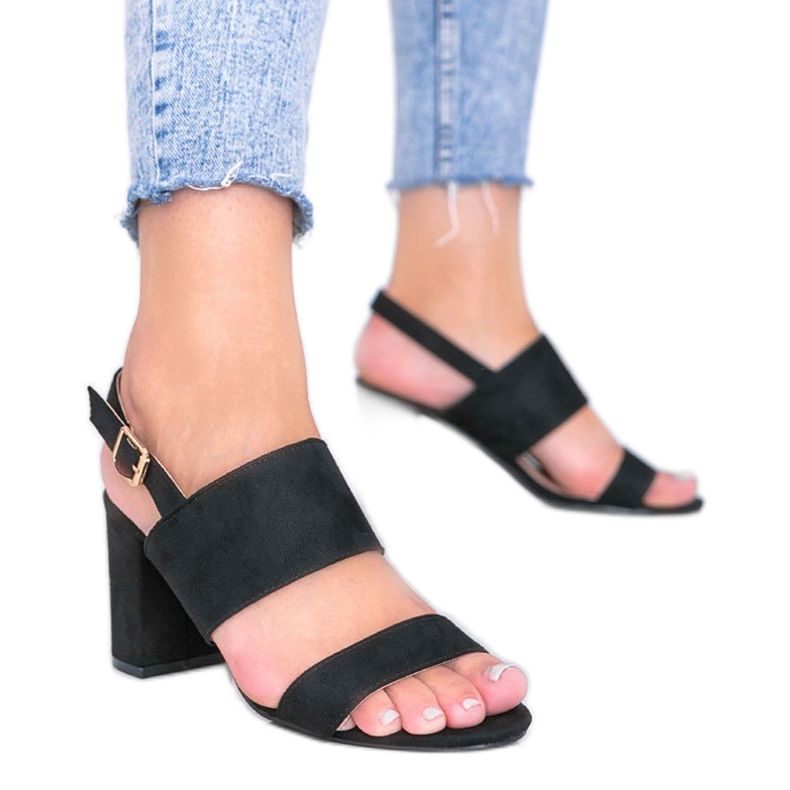 Sandalias negras en la publicación de Lil Sweetie negro