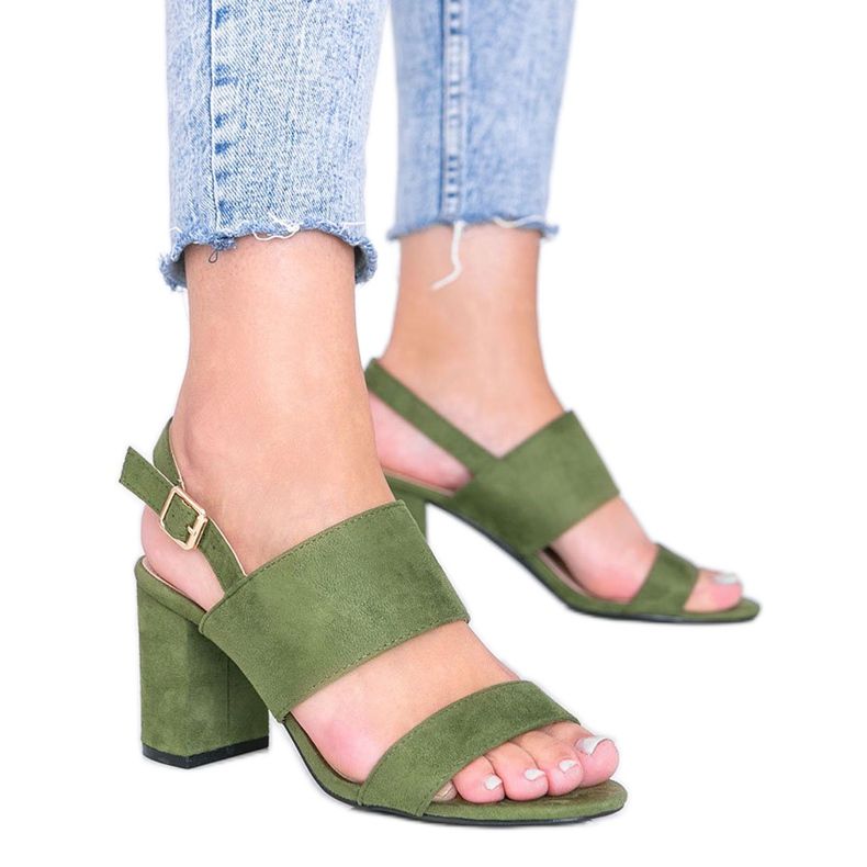 Sandalias verdes en el poste de Lil Sweetie
