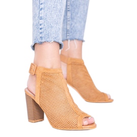Sandalias camel caladas en el poste Veronika marrón