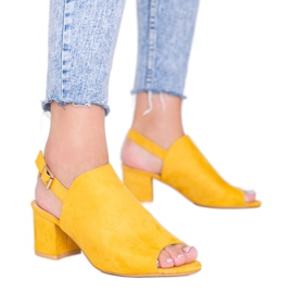Sandalias mostaza en un poste con una parte superior de Blubbery amarillo