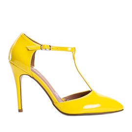 Zapatos de salón amarillos en un tacón estilo Street