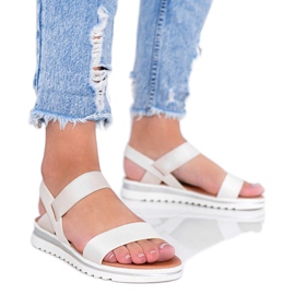 Sandalias beige sobre suela cro gruesa