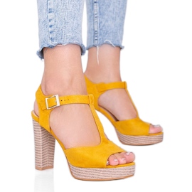 Sandalias mostaza en el poste de Fily amarillo