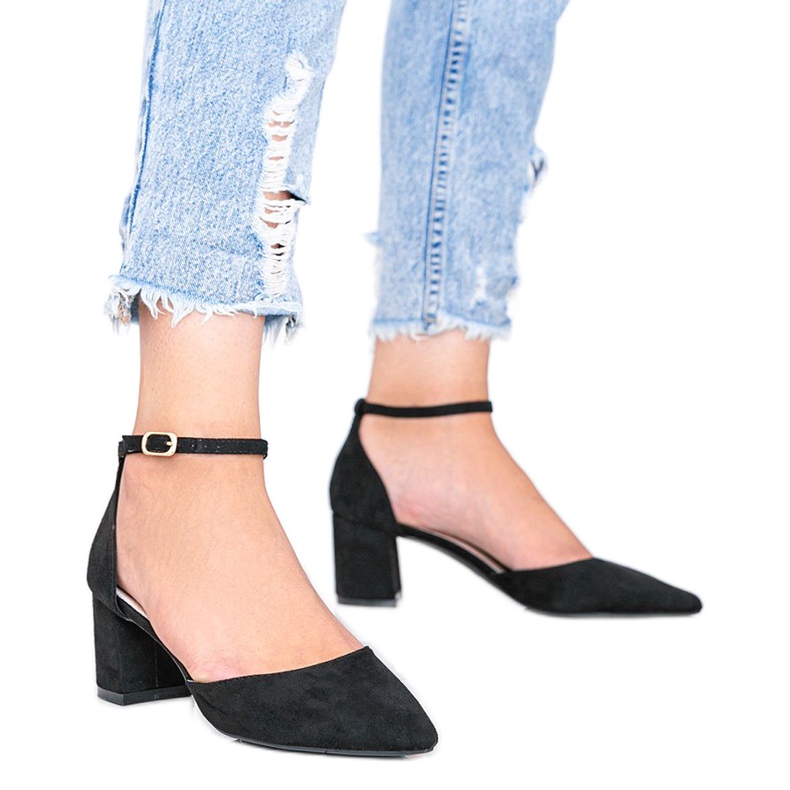 Bombas negras en un poste bajo de Gemma negro Bombas negras en un poste bajo de Gemma negro