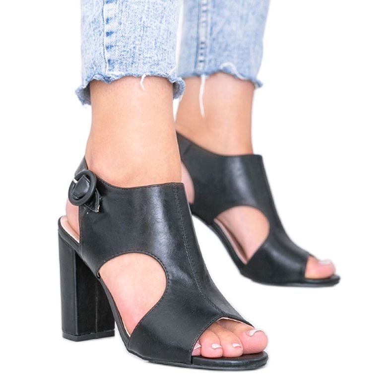 Sandalias negras en el poste de Gally negro