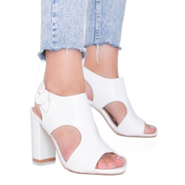 Sandalias blancas en el poste de Gally blanco