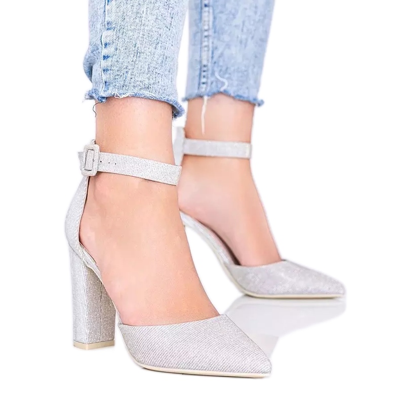 Bombas beige brillantes en la publicación de Mila