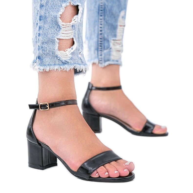 Sandalias negras en un poste bajo de Love Bites negro Sandalias negras en un poste bajo de Love Bites negro