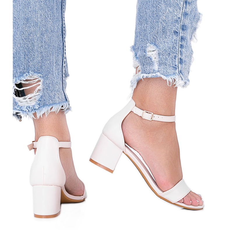 Sandalias beige en un poste bajo de Sever Sandalias beige en un poste bajo de Sever