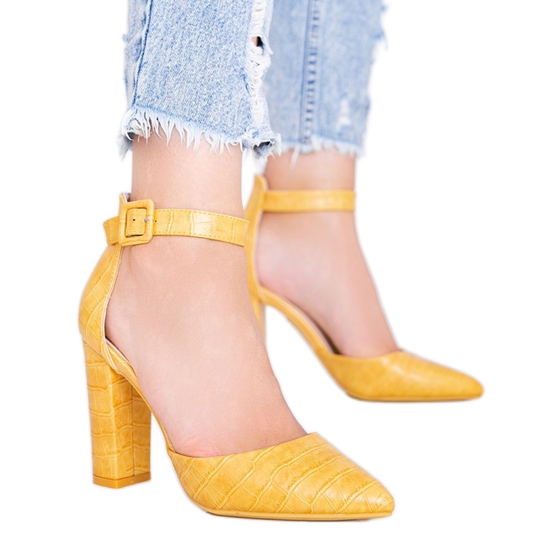 Zapatos de tacón mostaza en un poste con el patrón de piel de cocodrilo Glamour amarillo Zapatos de tacón mostaza en un poste con el patrón de piel de cocodrilo Glamour amarillo