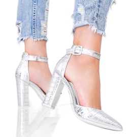 Zapatos de tacón plateados en el poste con el patrón de piel de cocodrilo Glamour plata