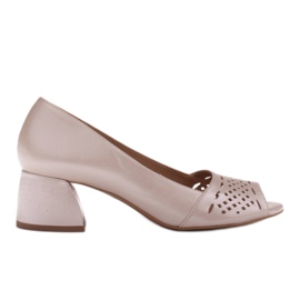 Marco Shoes Zapatos de salón dorados con frontal perforado decorativo