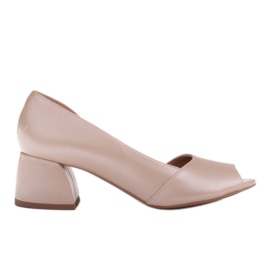Marco Shoes Bombas con un lado abierto beige