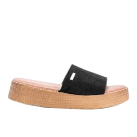 Zapatillas negras en la plataforma negro