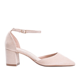 Bombas beige en un poste bajo de Gemma