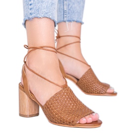 Sandalias trenzadas marrones en el poste Estrella marrón