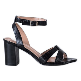 Renda Sandalias con estilo en un bar negro