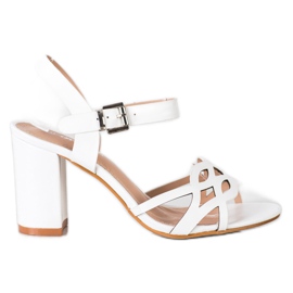Renda Sandalias elegantes en una barra blanco