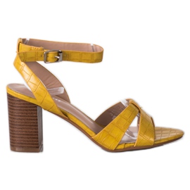 Renda Sandalias con estilo en un bar amarillo