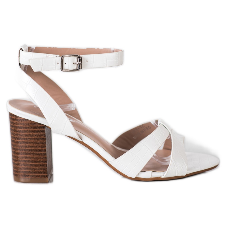 Renda Sandalias con estilo en un bar blanco