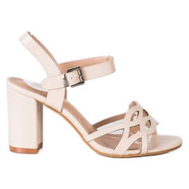 Renda Sandalias elegantes en una barra beige