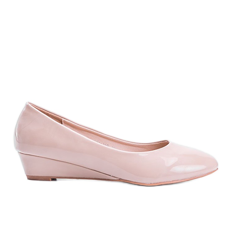 Zapatos beige sobre un tacón de cuña baja Chantal