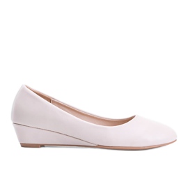 Bombas beige en el tacón de cuña baja Adiess