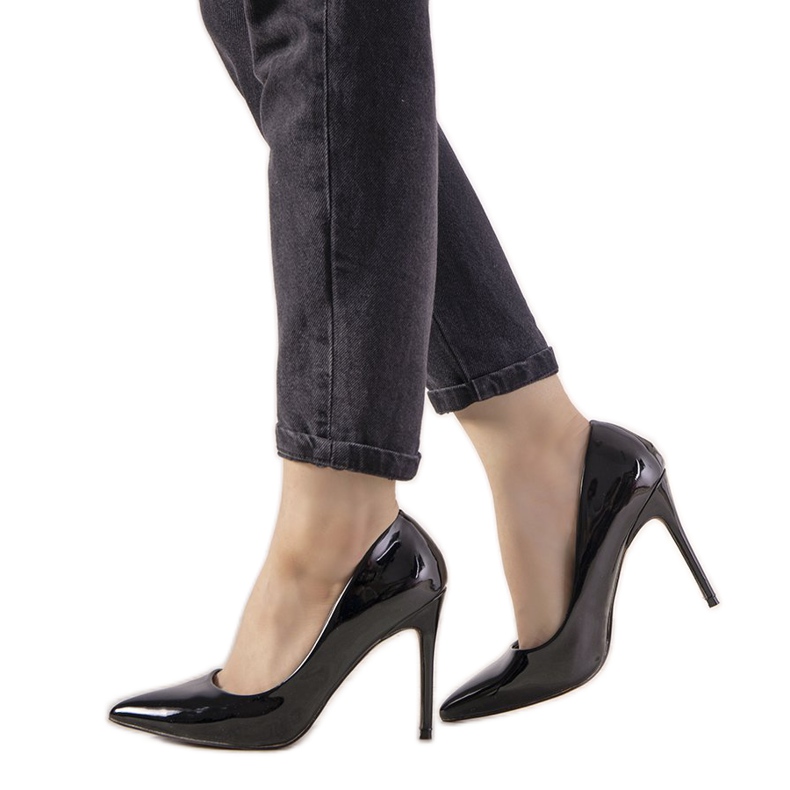 Tacones ibicencos lacados en negro