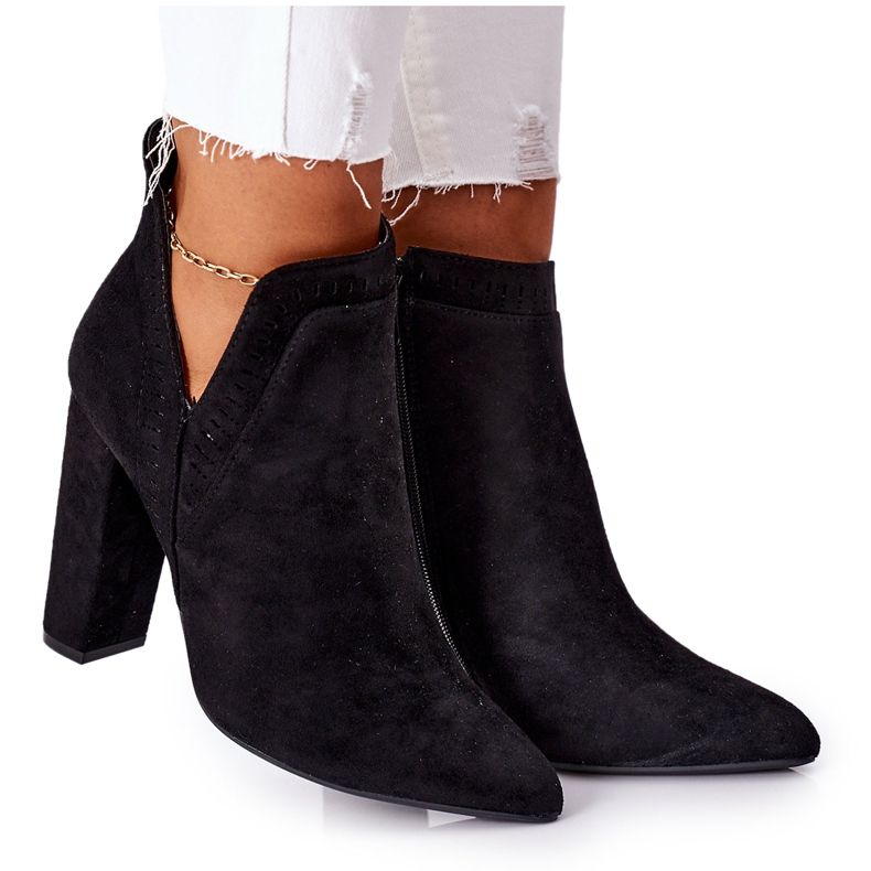 PS1 Botas negras Sally Warm en un poste negro