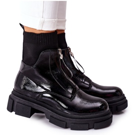 Botas altas en la enorme plataforma negra de Chicago negro