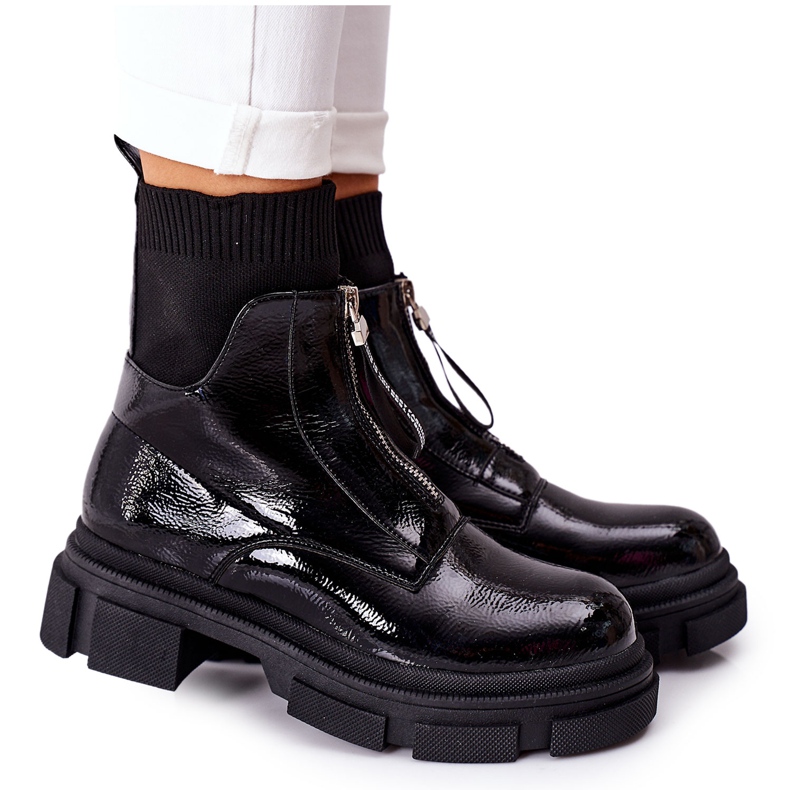 Botas altas en la enorme plataforma negra de Chicago negro